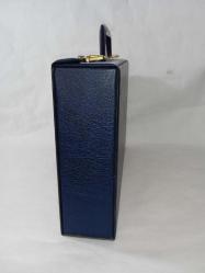 Vintage kasetlik / kaset çantası / kaset kutusu. Kaplı 41 adet kaset almaktadır.37x24x8 ölçülerinde Orijinal kaset çantası. 2 adet anahtarı mevcut. kontrol edildi, çalışıyor. Kasetler fiyata dahil değildir