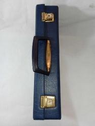 Vintage kasetlik / kaset çantası / kaset kutusu. Kaplı 41 adet kaset almaktadır.37x24x8 ölçülerinde Orijinal kaset çantası. 2 adet anahtarı mevcut. kontrol edildi, çalışıyor. Kasetler fiyata dahil değildir