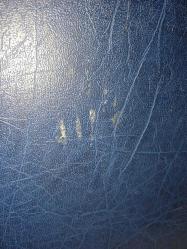 Vintage kasetlik / kaset çantası / kaset kutusu. Kaplı 41 adet kaset almaktadır.37x24x8 ölçülerinde Orijinal kaset çantası. 2 adet anahtarı mevcut. kontrol edildi, çalışıyor. Kasetler fiyata dahil değildir