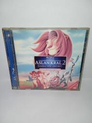Vcd Aslan Kral 2 Simba'nın onuru özel versiyon. Orijinal. Türkçe dublaj. 2 cd. Cdlerde çalışmasını etkilemeyen yoğun çizikler var. Baştan sona sorunsuz çalışıyor