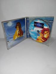 Vcd Aslan Kral 2 Simba'nın onuru özel versiyon. Orijinal. Türkçe dublaj. 2 cd. Cdlerde çalışmasını etkilemeyen yoğun çizikler var. Baştan sona sorunsuz çalışıyor