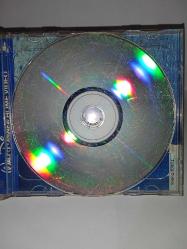 Vcd Aslan Kral 2 Simba'nın onuru özel versiyon. Orijinal. Türkçe dublaj. 2 cd. Cdlerde çalışmasını etkilemeyen yoğun çizikler var. Baştan sona sorunsuz çalışıyor