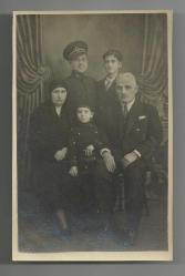 ARKASI OSMANLICA YAZILI TEK YILDIZLI SUBAY VE AİLESİNİN ESKİ FOTOĞRAFI...