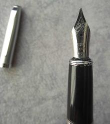 AKBANK LOGOLU İRİDİUM POİNT PARİS DOLMA KALEM.  KONDİSYON YÜKSEK KOLEKSİYONLUK.  ÇOK ZARİF VE NADİR