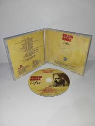 Cd Volkan Konak lifor albümü. Orijinal. Dinlemeyi etkilemeyen çizikler var, sorunsuz çalışıyor.