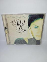 CD işte Türk sanat müziği işte Sibel Can. Orijinal Raks dönem baskı albüm. Disk 10 üzerinden 9.5 Sorunsuz çalışıyor. Ön kartonet tertemiz. arka kartonet 10/9