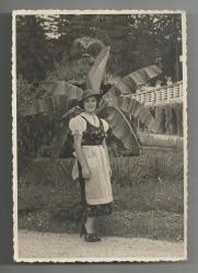 MUZ AĞACI VE GÜZEL GENÇ KIZ TEMALI ESKİ GÜNLERDEN BİR FOTOĞRAF...