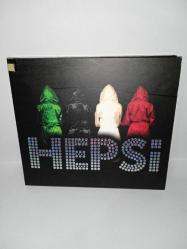 CD Grup Hepsi şaka albümü. Orijinal. Disk 10 üzerinden 9.9 temiz Sorunsuz çalışıyor. Kitapçıklar çok iyi durumda koleksiyonluk