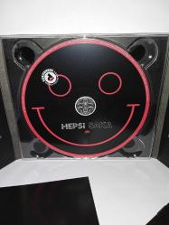 CD Grup Hepsi şaka albümü. Orijinal. Disk 10 üzerinden 9.9 temiz Sorunsuz çalışıyor. Kitapçıklar çok iyi durumda koleksiyonluk