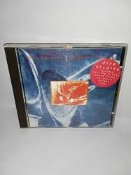 Cd Dire straits on every street albümü. Orijinal. 1991 İngiltere baskı. Dinlemeyi etkilemeyen çizikler var, sorunsuz çalışıyor. Kartonet temiz koleksiyonluk