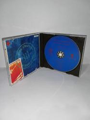 Cd Dire straits on every street albümü. Orijinal. 1991 İngiltere baskı. Dinlemeyi etkilemeyen çizikler var, sorunsuz çalışıyor. Kartonet temiz koleksiyonluk