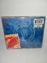 Cd Dire straits on every street albümü. Orijinal. 1991 İngiltere baskı. Dinlemeyi etkilemeyen çizikler var, sorunsuz çalışıyor. Kartonet temiz koleksiyonluk