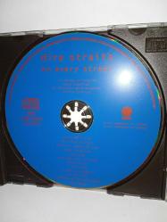 Cd Dire straits on every street albümü. Orijinal. 1991 İngiltere baskı. Dinlemeyi etkilemeyen çizikler var, sorunsuz çalışıyor. Kartonet temiz koleksiyonluk