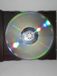 Cd Dire straits on every street albümü. Orijinal. 1991 İngiltere baskı. Dinlemeyi etkilemeyen çizikler var, sorunsuz çalışıyor. Kartonet temiz koleksiyonluk