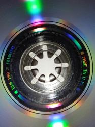 Cd Dire straits on every street albümü. Orijinal. 1991 İngiltere baskı. Dinlemeyi etkilemeyen çizikler var, sorunsuz çalışıyor. Kartonet temiz koleksiyonluk