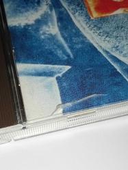 Cd Dire straits on every street albümü. Orijinal. 1991 İngiltere baskı. Dinlemeyi etkilemeyen çizikler var, sorunsuz çalışıyor. Kartonet temiz koleksiyonluk