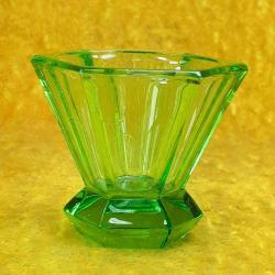 ANTİKA AVRUPA ART DECO ALTIGEN FORMLU YEŞİL RENKLİ KRİSTAL CAM MİNYATÜR VAZO