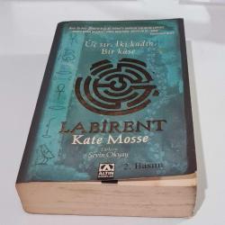 Labirent - Üç Sır. İki Kadın. Bir Kâse.