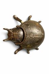 LOT.5 » Pirinç Küllük – Uğur Böceği Formunda Kapaklı Dekoratif Küllük