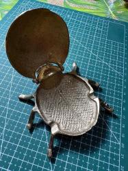 Pirinç Küllük – Uğur Böceği Formunda Kapaklı Dekoratif Küllük