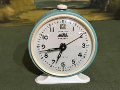 antika rus serkisof kurmalı masa saati 9,5 cm çapında 10,5 cm boyunda