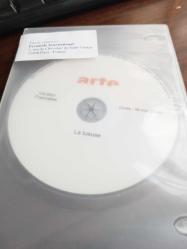 La Tueuse (2010) adlı Fransız yapımı televizyon filminin DVD'sidir.  Film Adı: La Tueuse (Katil). Süre: 96 dakika 20 saniye. Dil: Fransızca (Version Française). Kanal: Arte. Yapımcı/Dağıtıcı: Pyramide International, Paris, Fransa.
