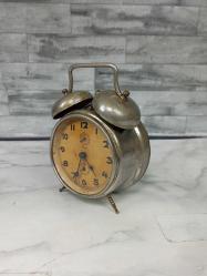 Antika Değerinde Alman Kienzle Kurmalı ve Çift Çanlı Alarmlı Masa Saati
