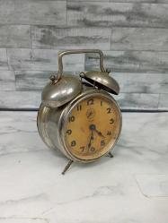 Antika Değerinde Alman Kienzle Kurmalı ve Çift Çanlı Alarmlı Masa Saati