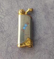 2002 FİFA WORLD CUP LOGOLU ÇAKMAK. BOYALAR HAFİF DEFORME OLMUŞ.  24 YILLIK ÇAKMAK.  MEKANİZMASI SAĞLAM.  DOLDURUP TEST ETMEDİM.  KOLEKSİYONLUK ÇOK NADİR