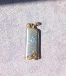 2002 FİFA WORLD CUP LOGOLU ÇAKMAK. BOYALAR HAFİF DEFORME OLMUŞ.  24 YILLIK ÇAKMAK.  MEKANİZMASI SAĞLAM.  DOLDURUP TEST ETMEDİM.  KOLEKSİYONLUK ÇOK NADİR