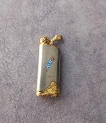 2002 FİFA WORLD CUP LOGOLU ÇAKMAK. BOYALAR HAFİF DEFORME OLMUŞ.  24 YILLIK ÇAKMAK.  MEKANİZMASI SAĞLAM.  DOLDURUP TEST ETMEDİM.  KOLEKSİYONLUK ÇOK NADİR