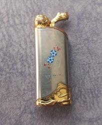 2002 FİFA WORLD CUP LOGOLU ÇAKMAK. BOYALAR HAFİF DEFORME OLMUŞ.  24 YILLIK ÇAKMAK.  MEKANİZMASI SAĞLAM.  DOLDURUP TEST ETMEDİM.  KOLEKSİYONLUK ÇOK NADİR