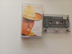 Julio Iglesias En Una Ciudad Cualquiera , Mi Amor Es Mas Joven Que Yo , Una Leyenda vs. 1990 Türkiye Baskı Kaset A1 Vivencias 3:25 A2 En Una Ciudad Cualquiera 3:55 A3 Soy 3:40 A4 Minueto 3:45 A5 Mi Amor Es Mas Joven Que Yo 2:35 B1 Dieciseis Anos 3:25 B2 Nina 3:35 B3 Una Leyenda 3:55 B4 Asi Nacemos 3:27 B5 Vete Ya 4:20