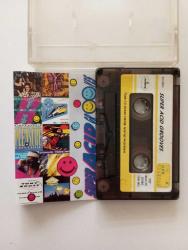 Super Acid Grooves 1989 Türkiye Baskı Kaset  A1 Simon Harris– (I've Got Your) Pleasure Control Vocals – Lonnie Gordon A2 Pozitiv Noize– I Feel Fine A3 D Mob– Time To Get Funky Featuring – LRS* A4 Fischerman's Friend– Teutonic Beats A5 Funkacidic– Hydrochloric Featuring – Captain Ping A6 D-Shake– Tune In B1 Tyree*– Acid Is My Life B2 Fischerman's Friend– Hyperpush B3 Tony Scott– That's How I'm Living B4 S'Express– L'Age Du Gateau B5 Joe Skeete– The Groove Is On The House B6 Dance Express– Disco Train