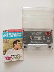 Julio Iglesias – Por Una Mujer 1992 Türkiye Baskı Kaset  Un Canto A Galicia 4:10 Hombre Solitario 2:30 A Veces Llegan Cartas 3:10 Rio Rebelde 2:47 Si Volvieras Otra Vez 3:32 Por Una Mujer 4:50 No Soy De Aqui 3:36 En Un Rincon Del Desvan 4:27 Sweet Caroline 3:33 Como El Alamo Al Camino 3:4