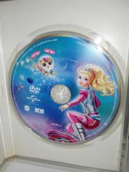 DVD Barbie Uzay Macerası. Orijinal. Türkçe dublaj. Çalışmasını etkilemeyen çizikler var, sorunsuz çalışıyor. Koleksiyonluk
