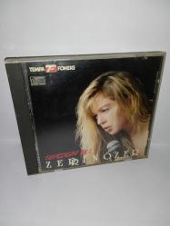 Cd Zerrin Özer sevildiğini bil albümü. Orijinal 1991 pembe bandrollü dönem baskı albüm. Dinlemeyi etkilemeyen yoğun çizikler var, baştan sona sorunsuz çalışıyor. Kartonet 10/9