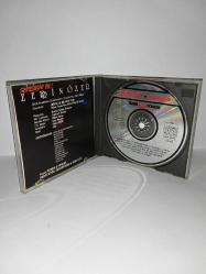 Cd Zerrin Özer sevildiğini bil albümü. Orijinal 1991 pembe bandrollü dönem baskı albüm. Dinlemeyi etkilemeyen yoğun çizikler var, baştan sona sorunsuz çalışıyor. Kartonet 10/9