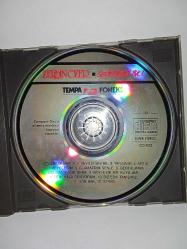 Cd Zerrin Özer sevildiğini bil albümü. Orijinal 1991 pembe bandrollü dönem baskı albüm. Dinlemeyi etkilemeyen yoğun çizikler var, baştan sona sorunsuz çalışıyor. Kartonet 10/9