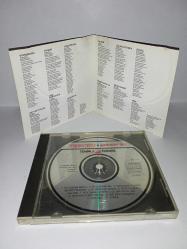 Cd Zerrin Özer sevildiğini bil albümü. Orijinal 1991 pembe bandrollü dönem baskı albüm. Dinlemeyi etkilemeyen yoğun çizikler var, baştan sona sorunsuz çalışıyor. Kartonet 10/9