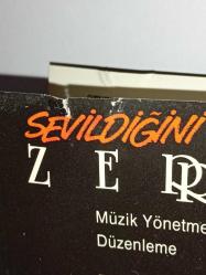 Cd Zerrin Özer sevildiğini bil albümü. Orijinal 1991 pembe bandrollü dönem baskı albüm. Dinlemeyi etkilemeyen yoğun çizikler var, baştan sona sorunsuz çalışıyor. Kartonet 10/9