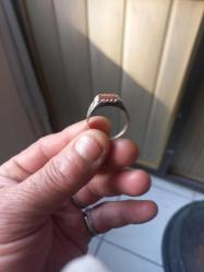 kırmızı akik taşlı 925 ayar gümüşten üretilmiş el işçiliği bir erkek yüzüğü  21mm