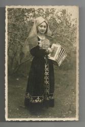14 MAYIS 1938 AKORDİYON ÇALAN KIZ FOTOĞRAFI...