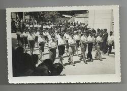 ŞAPKALI ESKİ TALEBELERİN İLGİNÇ YÜRÜYÜŞÜ FOTOĞRAF...