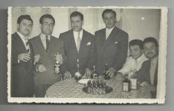 LİKÖR ŞİŞELERİ VE LİKÖR SEVEN BEYLERİN FOTOĞRAF...