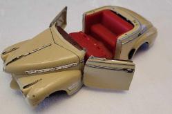 LOT.19 » BÜYÜK METAL MODEL ARABA. KLASİK. TEKERLEKLERİ YOK.