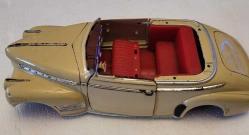 BÜYÜK METAL MODEL ARABA. KLASİK. TEKERLEKLERİ YOK.