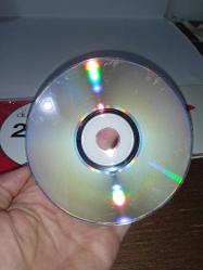 Cd + DVD Sezen Aksu yürüyorum düş bahçelerinde. Orijinal. Kitapçık mevcut. 2 Cd ve 1 Dvd. Cd lerde çalışmasını etkilemeyen çizikler var. Dvd temiz. Hepsi sorunsuz çalışıyor. Koleksiyonluk