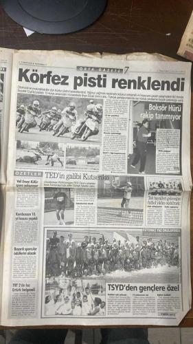 FOTOMAÇ SPOR GAZETESİ - TURKISH NEWSPAPER - DOĞUM GÜNÜ HEDİYESİ  - EKSİKSİZ TAM TAKIM GAZETE -2 AĞUSTOS 1999  AZİZ YILDIRIM - RIDVAN DİLMEN - SERGEN - ALPAY ÖZALAN - BOLİÇ - MOLDOVAN - JOHNSON - DIMAS - ABDULLAH - OGÜN - PREKO - MURAT YAKIN - MOSHOEU - TAYFUN - HENGEN - SCHAEFER - SHORUNMU - FELDKAMP - BRIEGEL - FATİH TERİM - HAGİ - TAFFAREL - K.HAKAN - ÜMİT - POPESCU - ARİF - SUAT - EMRE - MEHMET - SAFFET - OKAN - SÜLEYMAN SEBA - OULARE - FRANÇA - WEST - LOKVENC - SAVİÇEVİÇ - TUFAN - SERGIO - BÜLENT TULUN - METE RAZLIKLI  HENGEN KAVGASI - ŞAMPİYONLUK FENER’İN: TOSHACK VE BALİÇ’TEN MESAJ - WEST CİM-BOM’DA - LOKVENC ÇARŞAMBA GÜNÜ BELLİ OLACAK - TRABZONSPOR’A ÖZYAZICI’DAN SAVAŞ EMRİ - SAVİÇEVİÇ TEHLİKESİ - OULARE’YE AÇIK KAP - REAL’E KARŞI OYNUYORLAR - OĞÜN ŞİMDİ DAHA İYİ - SAKATLAR ÇABUK DÜZELDİ: RÜŞTÜ, TAYFUN, OĞÜN - TUĞFAN YİNE DÖKTÜRDÜ - REAL MADRİD İSTANBUL’DA: BALİÇ VE TOSHACK KEFİL - YILDIRIM: DİLMEN’E GÜVENİYORUZ - GALATASARAY’IN HEDEFİ: WEST VE LOKVENC - HAGİ VE SAVİÇEVİÇ: DEVLE