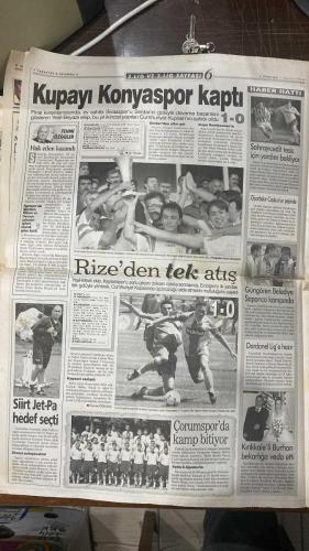 FOTOMAÇ SPOR GAZETESİ - TURKISH NEWSPAPER - DOĞUM GÜNÜ HEDİYESİ  - EKSİKSİZ TAM TAKIM GAZETE -2 AĞUSTOS 1999  AZİZ YILDIRIM - RIDVAN DİLMEN - SERGEN - ALPAY ÖZALAN - BOLİÇ - MOLDOVAN - JOHNSON - DIMAS - ABDULLAH - OGÜN - PREKO - MURAT YAKIN - MOSHOEU - TAYFUN - HENGEN - SCHAEFER - SHORUNMU - FELDKAMP - BRIEGEL - FATİH TERİM - HAGİ - TAFFAREL - K.HAKAN - ÜMİT - POPESCU - ARİF - SUAT - EMRE - MEHMET - SAFFET - OKAN - SÜLEYMAN SEBA - OULARE - FRANÇA - WEST - LOKVENC - SAVİÇEVİÇ - TUFAN - SERGIO - BÜLENT TULUN - METE RAZLIKLI  HENGEN KAVGASI - ŞAMPİYONLUK FENER’İN: TOSHACK VE BALİÇ’TEN MESAJ - WEST CİM-BOM’DA - LOKVENC ÇARŞAMBA GÜNÜ BELLİ OLACAK - TRABZONSPOR’A ÖZYAZICI’DAN SAVAŞ EMRİ - SAVİÇEVİÇ TEHLİKESİ - OULARE’YE AÇIK KAP - REAL’E KARŞI OYNUYORLAR - OĞÜN ŞİMDİ DAHA İYİ - SAKATLAR ÇABUK DÜZELDİ: RÜŞTÜ, TAYFUN, OĞÜN - TUĞFAN YİNE DÖKTÜRDÜ - REAL MADRİD İSTANBUL’DA: BALİÇ VE TOSHACK KEFİL - YILDIRIM: DİLMEN’E GÜVENİYORUZ - GALATASARAY’IN HEDEFİ: WEST VE LOKVENC - HAGİ VE SAVİÇEVİÇ: DEVLE